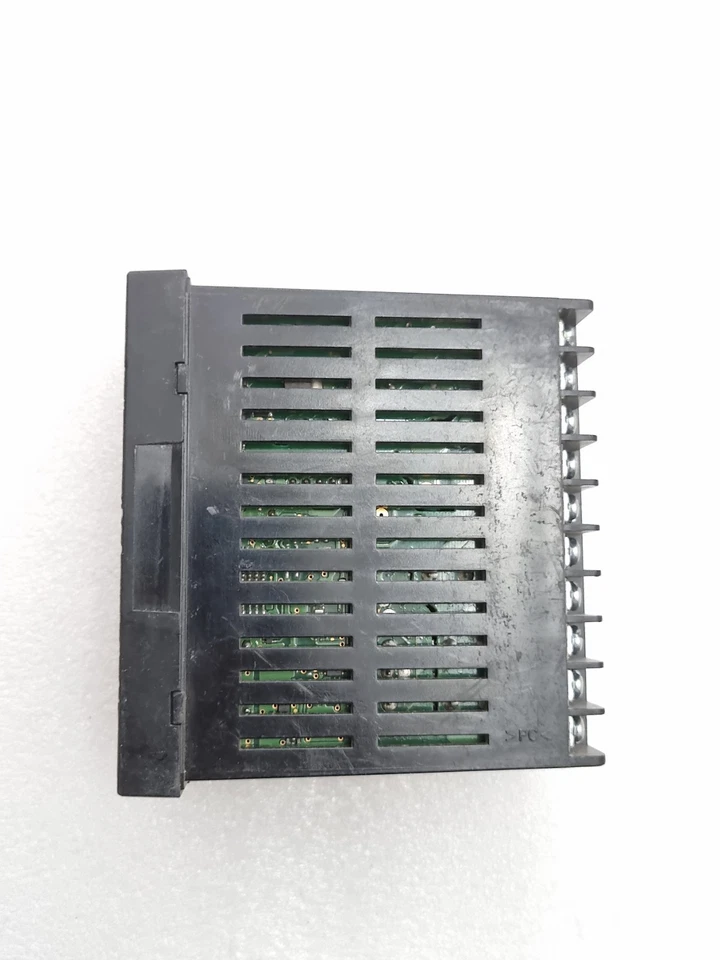 One Used Omron E5EZ-C3T Temperature Controller 100-240Vac 50/60Hz